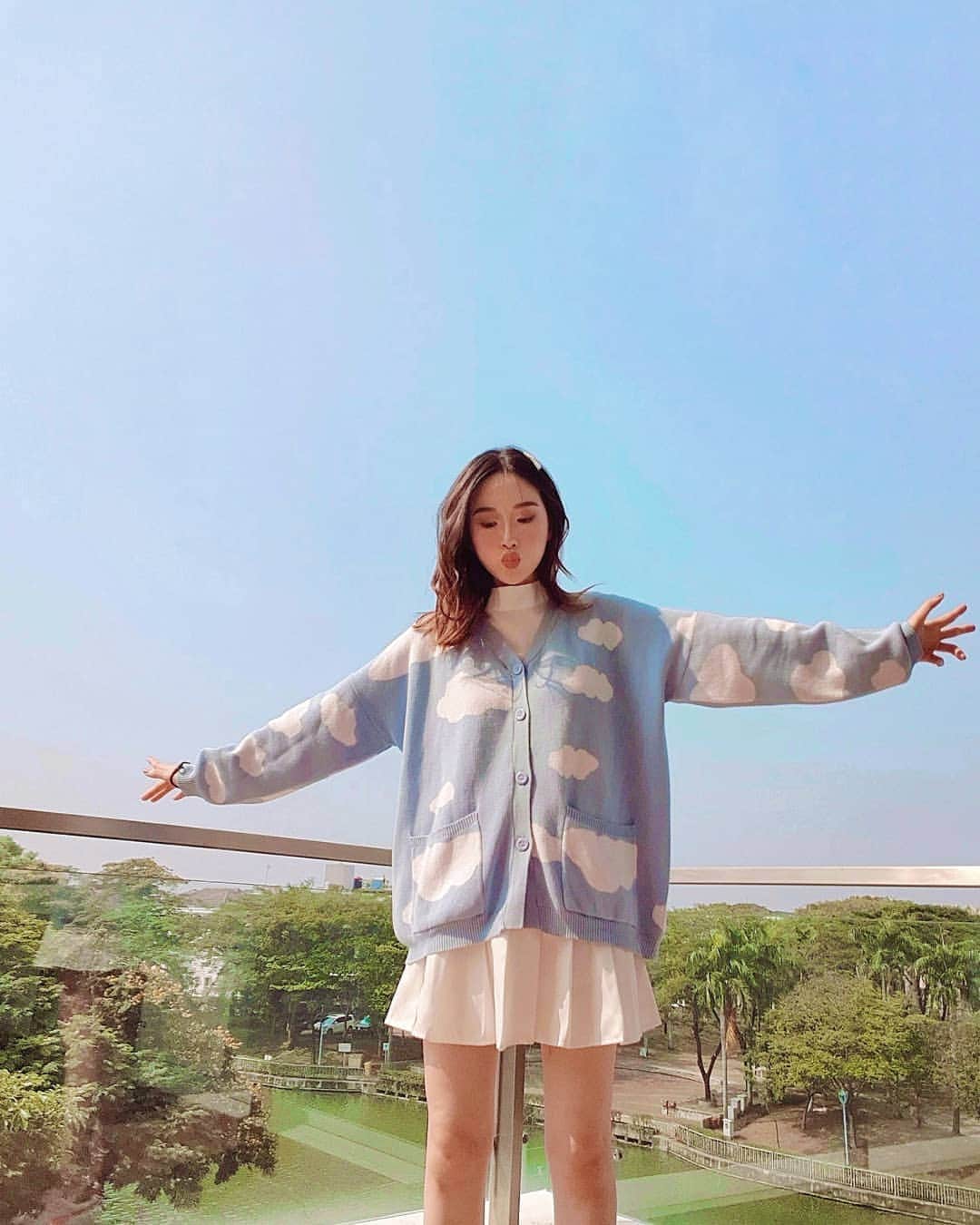 エリッサ・ヤマダのインスタグラム：「Today's forecast: mostly sunny, partly cloudy, and everyone's gonna need a hug. I've got mine from @cherrydreamy X @impromptu.id fuzzy cardigan 🥰」