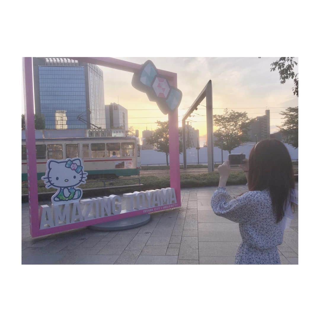 のインスタグラム：「🎀 * えもえもphoto📸✨ 富山駅前ですよ〜🚃 どこか懐かしいような路面電車もあります〜！ photo by ままpyon👠 * #hellokitty  #Toyama #pyonstagram  #AKB48 #チーム8 #チームK #富山 #はるpyon #橋本陽菜 #圧倒的橋本陽菜 #橋本陽菜を広める」