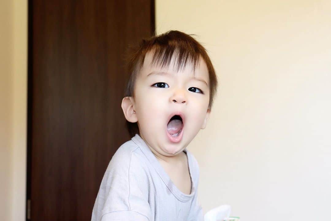 Momoeのインスタグラム：「. .  おれ、ねみー😪💤 . . #happy #家事 #育児 #family #家族 #boy #smile #男の子 #息子 #code #love #lucky #kids #子供 #thankyou #宝物 #ベビー #fashion #follow #心 #縁 #パパ #ママ #家族写真 #男の子ママ #赤ちゃん写真 #photo #子育て #1歳 #flower」