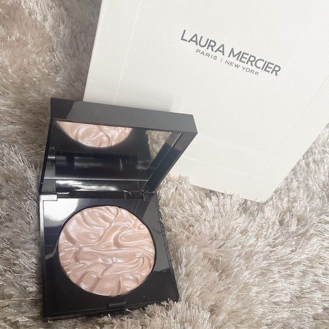 海野ナルのインスタグラム：「✴︎✴︎✴︎ ・ 太陽に当たると綺麗すぎる。。 ・ ・ ・ ・ #lauramercier #ハイライト」