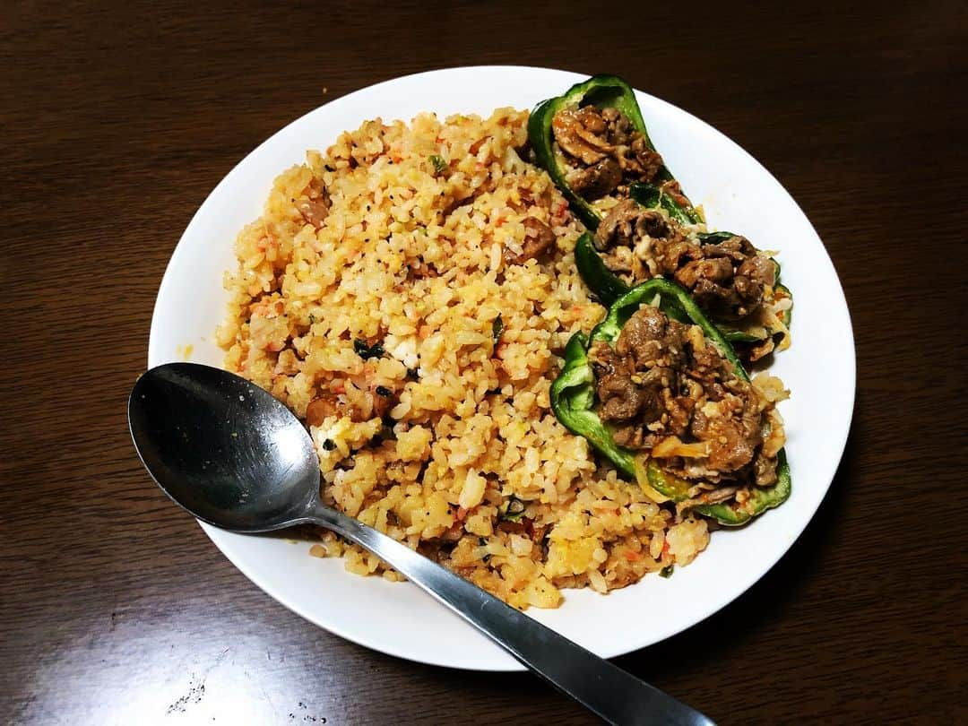 トニーフランクのインスタグラム：「帰り際にいただいた。炒飯と肉ピーマン。めちゃくそ美味い！！！！」