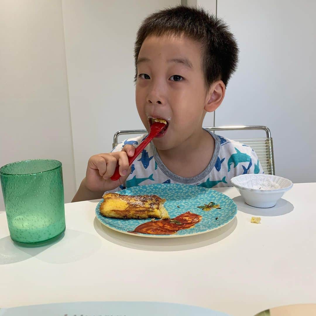 ムン・ジョンウォンさんのインスタグラム写真 - (ムン・ジョンウォンInstagram)「아침밥은 항상 다른 걸 원하는 둥이 잘만 먹어주면 얼마든지 해주께❤️ #프렌치토스트 와 #김치볶음밥 사이」7月29日 15時13分 - moonjungwon
