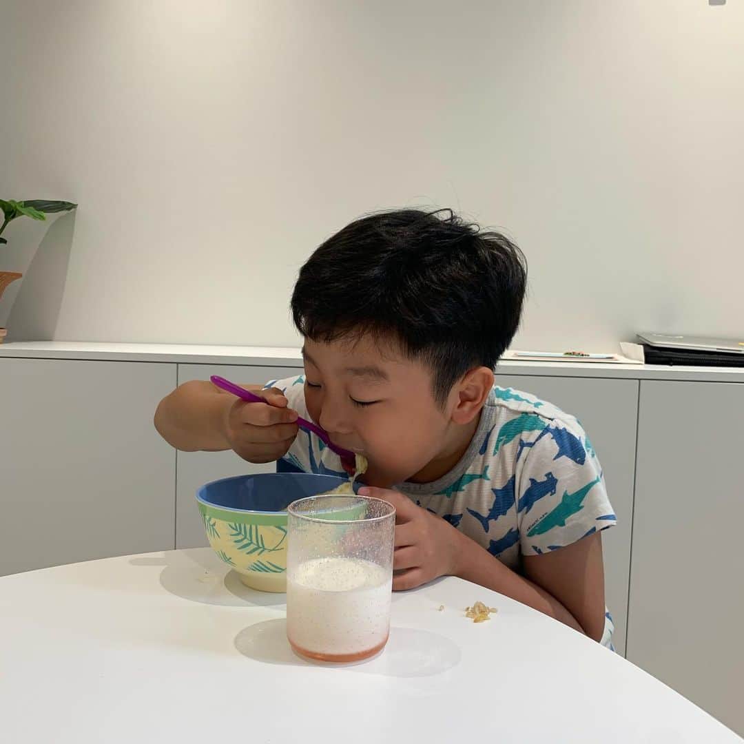 ムン・ジョンウォンさんのインスタグラム写真 - (ムン・ジョンウォンInstagram)「아침밥은 항상 다른 걸 원하는 둥이 잘만 먹어주면 얼마든지 해주께❤️ #프렌치토스트 와 #김치볶음밥 사이」7月29日 15時13分 - moonjungwon