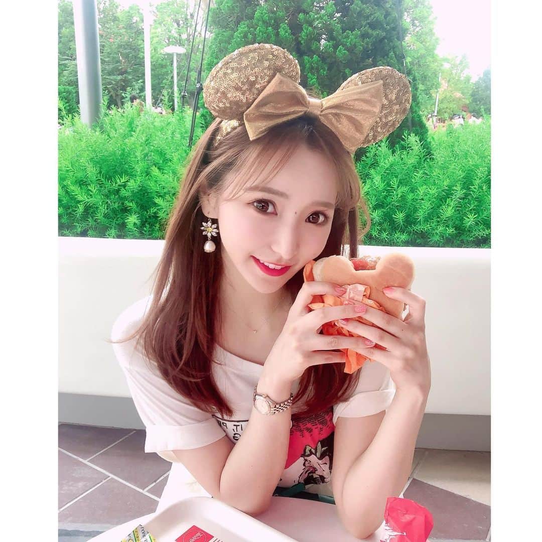 輝月あんりのインスタグラム：「🐭🌼💕🍔  #disneyland  #tokyo #disneyfoodie」