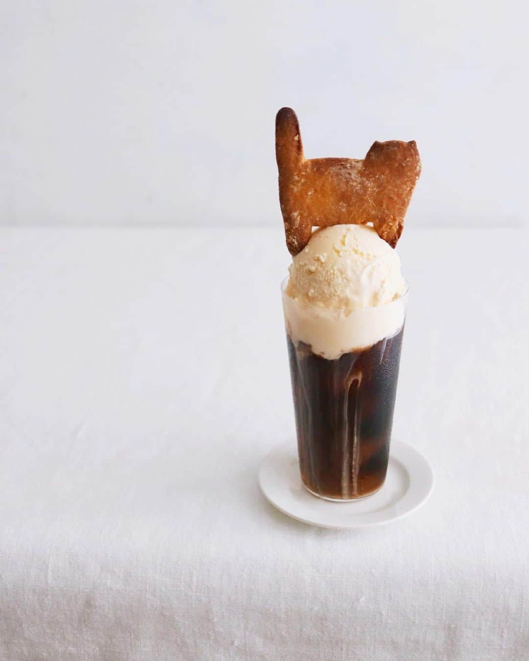 樋口正樹さんのインスタグラム写真 - (樋口正樹Instagram)「Coffee float . １５時のおやつに、 コーヒーフロート、 ボナサブレのせて。 . . . #コーヒーフロート #コーヒーと猫 #おやつとボナさん #ボナサブレ #樋口ボナ #coffeefloat #coffeebreak #coffeegram #coffeelove #bonahiguchi」7月29日 15時09分 - higuccini