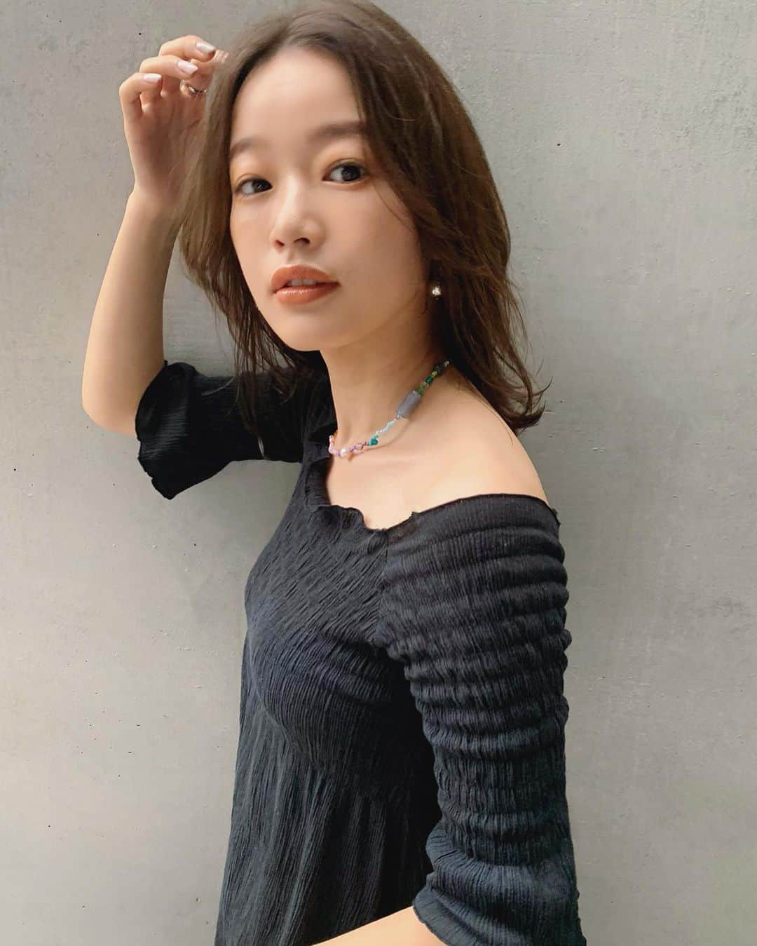 猪鼻ちひろのインスタグラム：「NEW HAIR✂️ 前髪から繋がるようにおっしゃれ〜なレイヤーたっぷり入れてもらってイメチェンしたよ🕊(実は初！) 長さはそこまで変わらなくても全然変わった♡ 写真は色味加工ほぼ全部してないけど(肌色の自然さよ) 光に当たるともうちょっと透け感があって明るくみえる。 髪質は ☑︎細め☑︎柔らかめ☑︎少なめ だと思います。  カットカラー、スタイリング方など 詳しくはブログに書きましたので良かったらどうぞ。 #イメチェン #ちひろの美容 @tomobrains #ありがとう」