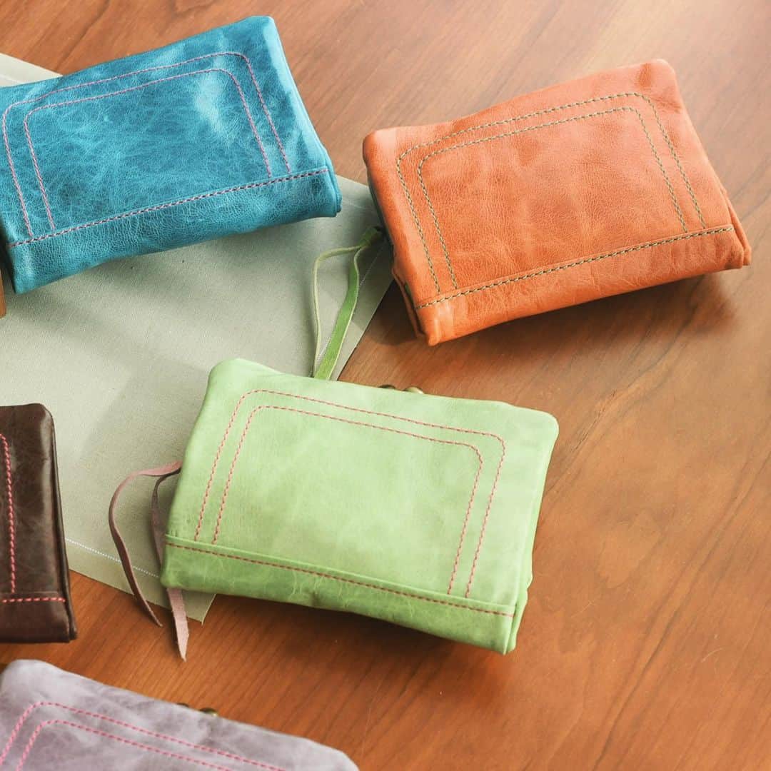 のインスタグラム：「使いやすさは一番💚🧡💙 がま口二つ折り財布👛 やわらかい馬革で開きやすい👍 ────────────── paccapacca candy  ✔️がま口二つ折り財布 ¥9,900  color:yellow,purple,blue,orange, green,red,choco,pink,camel ────────────── 画像タップで詳細をご確認頂けます。」