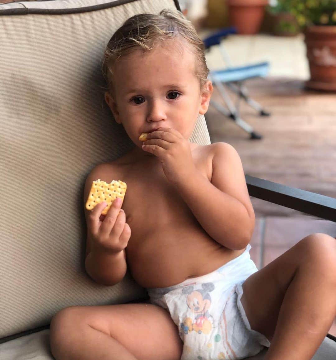 アレハンドロ・フェルナンデス・イグレシアスのインスタグラム：「Mini Alex 🧡」