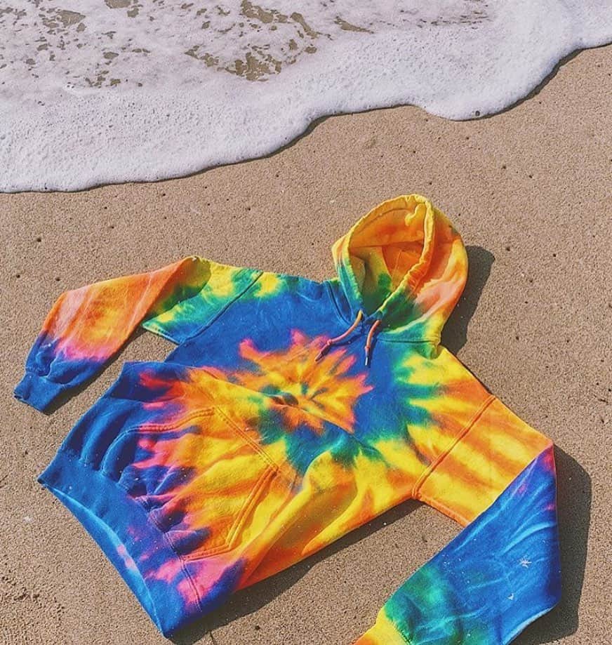 ブルーライフのインスタグラム：「cozies are calling your name ✨ the camp sweatshirt on sale now - tap to shop #shopplanetblue」