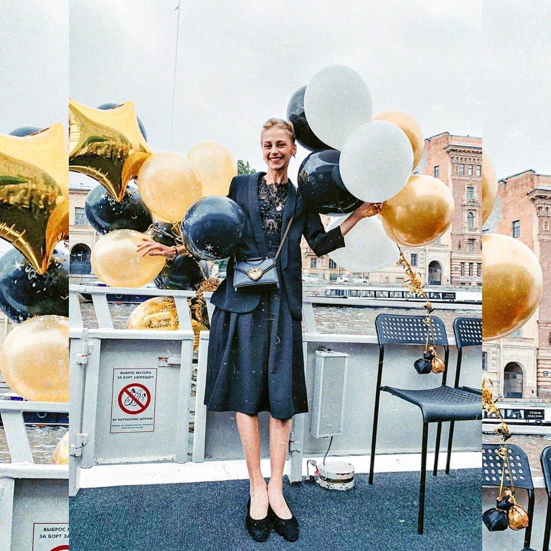ダリア・イオノワのインスタグラム：「for every problems you try to hide, let them go like balloons in the sky 🎈  _______________________________________  #spb #saintpetersburg #mariinsky #mariinskytheatre #mariinskyballet #mariinskydancer #vaganovastudents #ballet」