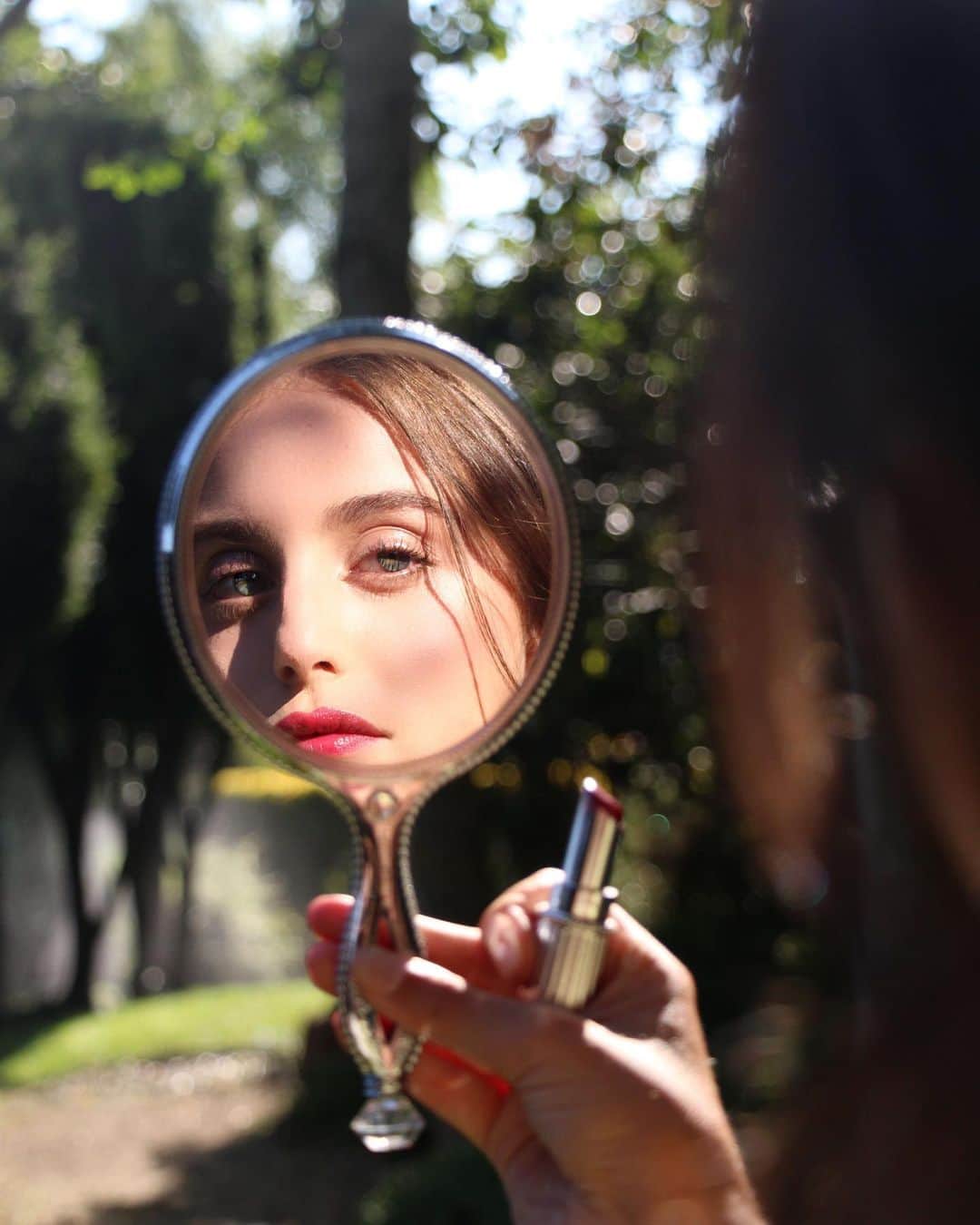 ジル・スチュアートのインスタグラム：「The perfect addition to your makeup vanity, this beautiful JILL STUART hand mirror features an intricate design with embedded crystals 💎💋   Camera 📸: @itsfurtun Location: @madoogardens   #jillstuart #jillstuartbeauty #handmirror #summermakeup」