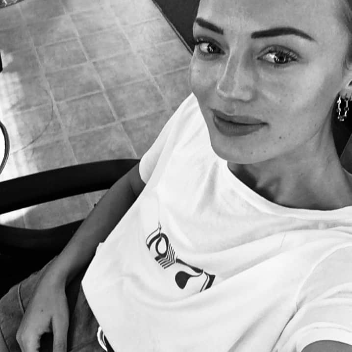 ローラ・ハドックのインスタグラム：「#womensupportingwomen #istanbulconventionsaveslives #womenempowerment  Posting a black and white picture of yourself goes to help expose matters that need to be put into the spotlight. women are being subjected to violence and this convention is to end forgiveness for the attacker / murder. Women support women.」