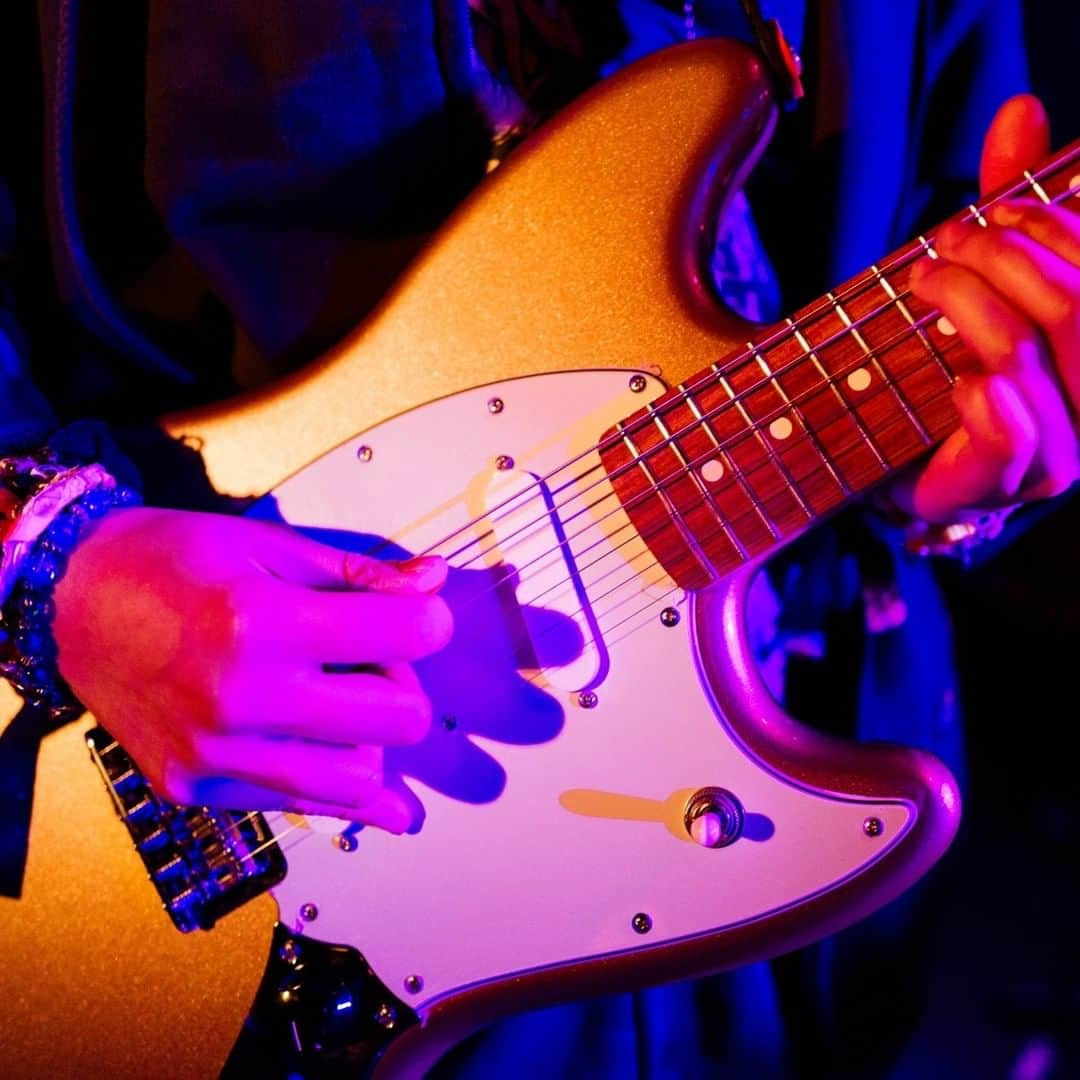 Fender Guitarさんのインスタグラム写真 - (Fender GuitarInstagram)「"The Mustang was the first-ever electric I got. It will always have a special place in my heart.” - beabadoobee (@radvxz)  A cult favorite since the ‘60s, the Mustang has evolved over time from a student model to an underground champion – laying the groundwork for grunge and alt rock in the ‘90s. Check out all the new Player Series colors and offsets at the link in bio.」7月30日 1時00分 - fender