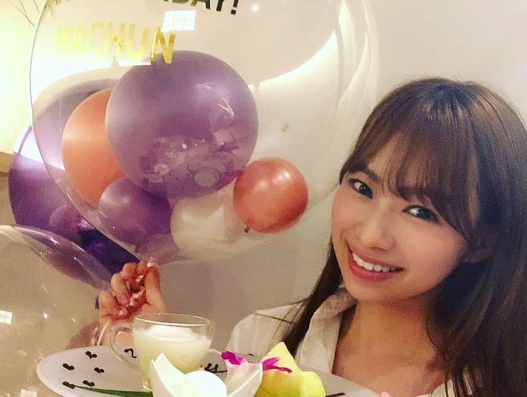 小笠原茉由さんのインスタグラム写真 - (小笠原茉由Instagram)「♡ ちよちよがお誕生日のお祝いをしてくれました😭❤️誕生日は4月やったから3ヶ月越しくらい？ . 「まゆを連れて行きたいところがあるんだ😉」ってずっと言ってくれてたお店！ . 可愛いバルーンがお出迎えしてくれて🎈 "茉由を愛する智代梨"とか "しあわせになろうね♡"とか書いててめっちゃ笑ったww . ご飯もスペシャルコースで美味しすぎ😭🍴 最後におもろいし感動するお手紙を音読してくれて😂プレゼントにメイク用品くれた🥺❤️ . 誕生日当日は緊急事態宣言とかで 全く誕生日感ないまま過ぎていったけど こうやってお祝いしてくれて実感湧きました😂㊗️ ほんまに最初から最後までずっと感動してた🥺ちよちよありがとうすぎ！一生の友！ . もちろんバルーン持ち帰りました🎈笑笑」7月30日 0時52分 - mayu.ogasawara