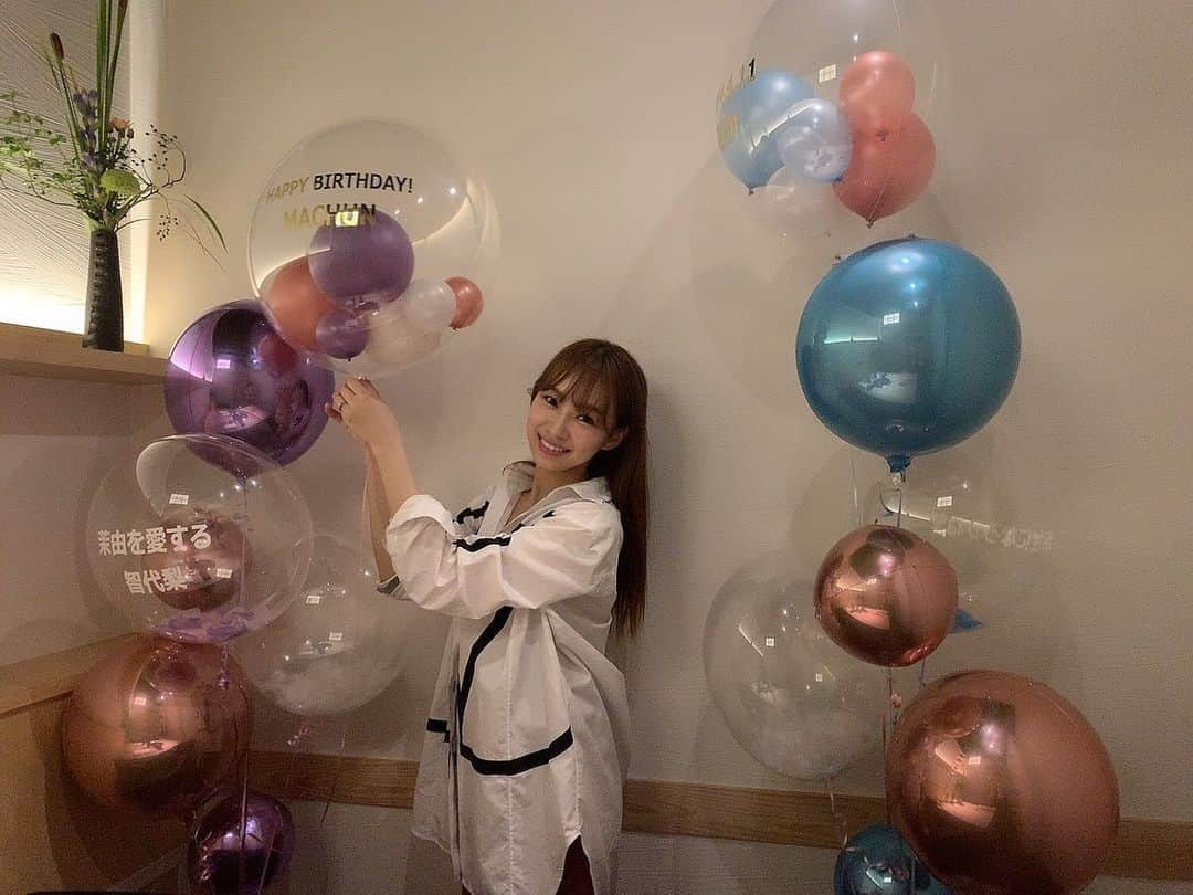 小笠原茉由さんのインスタグラム写真 - (小笠原茉由Instagram)「♡ ちよちよがお誕生日のお祝いをしてくれました😭❤️誕生日は4月やったから3ヶ月越しくらい？ . 「まゆを連れて行きたいところがあるんだ😉」ってずっと言ってくれてたお店！ . 可愛いバルーンがお出迎えしてくれて🎈 "茉由を愛する智代梨"とか "しあわせになろうね♡"とか書いててめっちゃ笑ったww . ご飯もスペシャルコースで美味しすぎ😭🍴 最後におもろいし感動するお手紙を音読してくれて😂プレゼントにメイク用品くれた🥺❤️ . 誕生日当日は緊急事態宣言とかで 全く誕生日感ないまま過ぎていったけど こうやってお祝いしてくれて実感湧きました😂㊗️ ほんまに最初から最後までずっと感動してた🥺ちよちよありがとうすぎ！一生の友！ . もちろんバルーン持ち帰りました🎈笑笑」7月30日 0時52分 - mayu.ogasawara