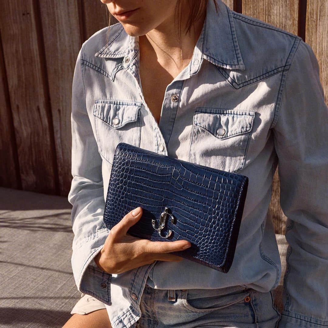 Jimmy Chooさんのインスタグラム写真 - (Jimmy ChooInstagram)「Carry your essentials in style with the VARENNE CLUTCH bag featuring interlocking JC logo #JimmyChoo」7月30日 0時54分 - jimmychoo