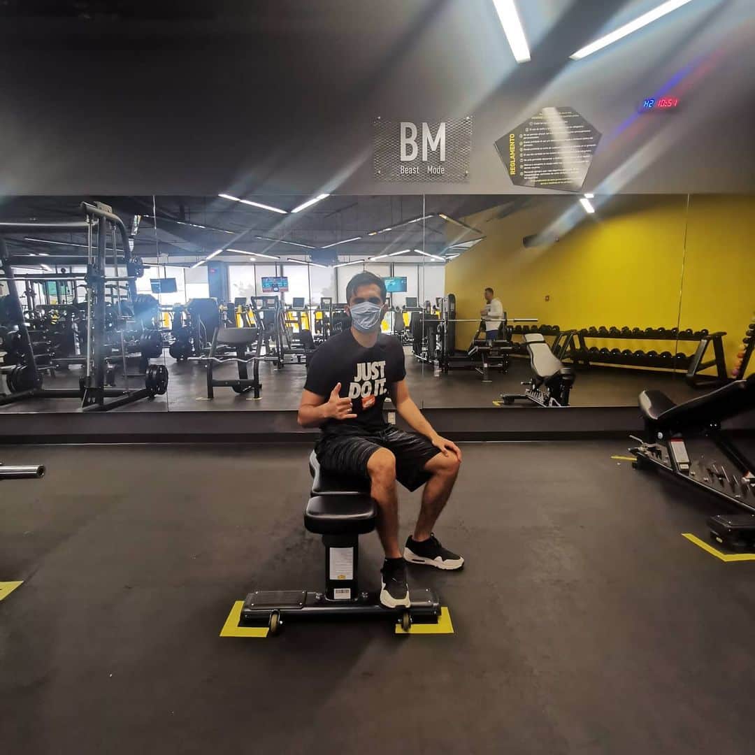 イヴァン・ガルシアのインスタグラム：「Metiéndole un poco al #gym, motivado y siempre con el objetivo claro... #buenmiercoles, la clave es trabajar y sonreír 😁🔥💪🏻」