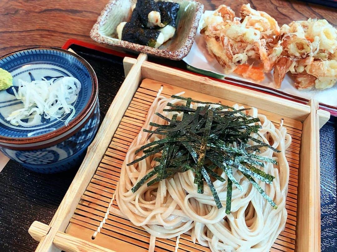 村田綾のインスタグラム：「今まで食べたお蕎麦の中で、一番！私好みのお蕎麦♡  長瀞駅前にある「むらた」さん(о´∀`о)  お蕎麦が美味しいのは、もちろん！ 蕎麦つゆも最高。  野菜のかき揚げも、サクサクで素材の甘さも感じるし！ 山芋揚げが、これまたウマシ(´ω｀)  #飯テロ #長瀞エール飯 #ざる蕎麦 #蕎麦 #埼玉県 #長瀞町 #むらた #長瀞観光アンバサダー #長瀞女子」