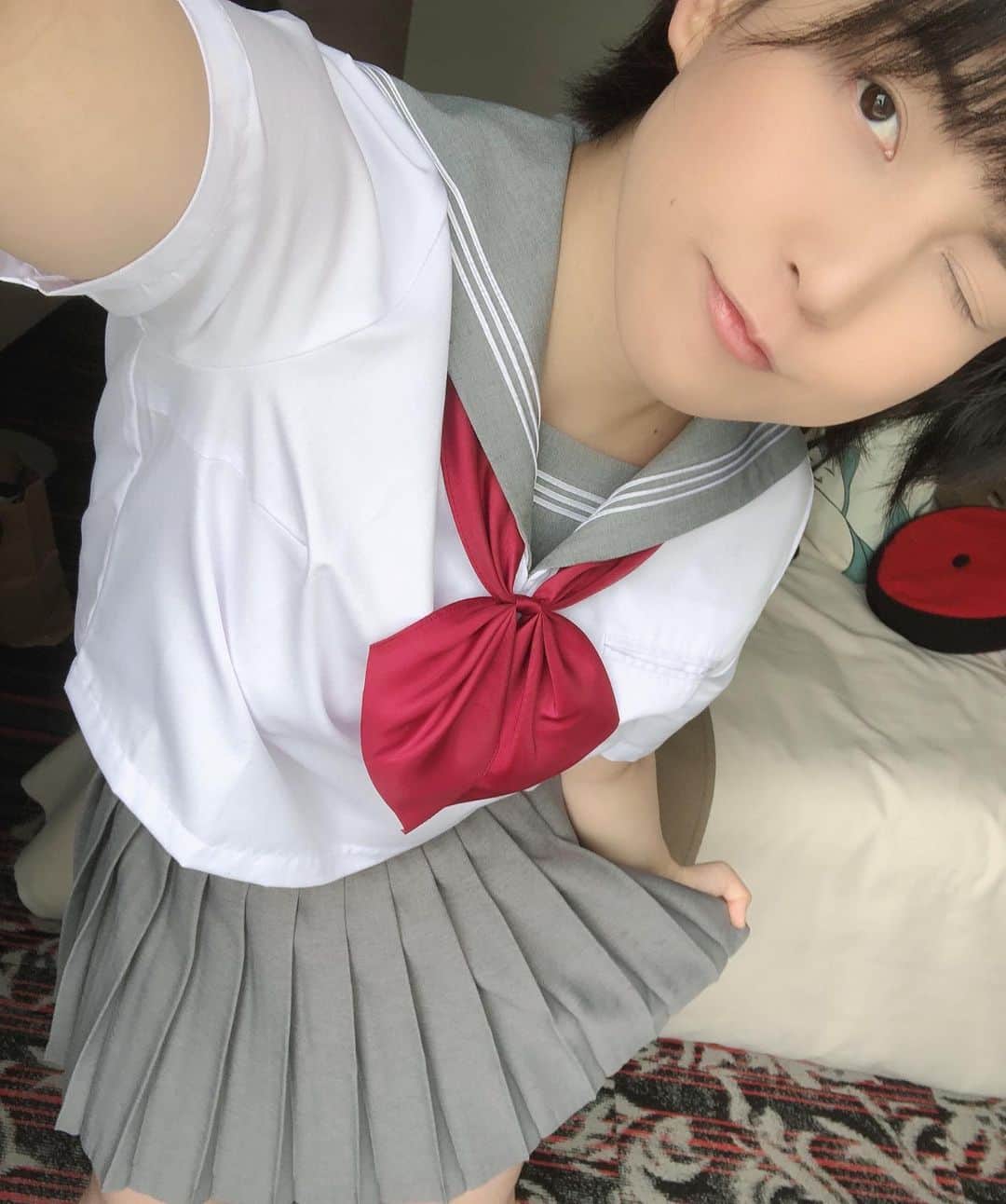 柏木あみのインスタグラム：「いつか観れるよ。  #配信フロア #制服 #におわせ #見た目は初心 #中身は〇〇」