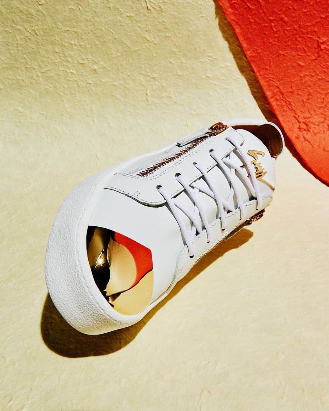 Giuseppe Zanotti Designさんのインスタグラム写真 - (Giuseppe Zanotti DesignInstagram)「Turning sneaker style on its side. The FRANKIE STEEL—clean-lined with shine. #GiuseppeZanotti #GZFW20」7月30日 1時02分 - giuseppezanotti