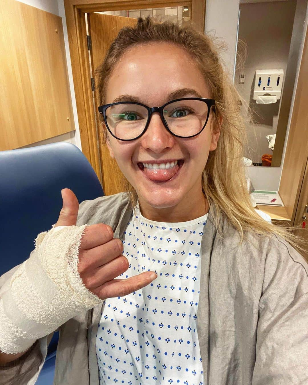 シャウナ・コックジーさんのインスタグラム写真 - (シャウナ・コックジーInstagram)「So... I’ve been back in the hospital today to have a minor procedure done on my wrist. I thought about not posting about this. I guess I felt like I didn’t want to seem like I’m totally broken or something. I value honesty but sometimes it’s a little scary to share so much. Anyway, my wrist has been niggling for quiet some time. I injured in at a World Cup at the start of the 2019 season. It’s been manageable and I’ve been able to train with it but it’s been painful and weaker than I’d like. The plan was to get it fixed up after the Olympics. However, 2020 is 2020 and plans change.  It makes sense for me to get my body fixed up now so I know I can be the best I can be when I come back to full fitness. It’s the logical decision and I can rehab both my wrist and knee at the same time. Still, it’s a lot. So... now you guys get two rehab stories and another photo of me in a hospital gown. I feel so incredibly lucky to have so much support and love on here and I can’t thank you all enough. 💕 I have no doubt that I can come back stronger. And I actually can’t wait to go climbing and training pain free!! A huge thank you to my wonderful team and my supportive sponsors it’s sure is a wild ride.」7月30日 1時06分 - shaunacoxsey