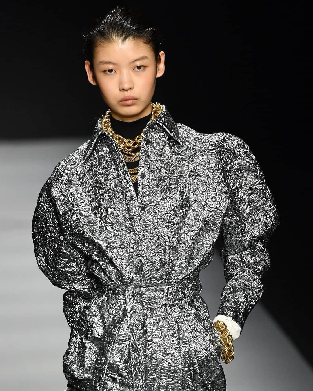 Fashion Weekのインスタグラム：「Heavy metals 🤟 For the new resort 2021 collection, @albertaferretti had a particular muse in mind: Italy. The fashion house presented the collection digitally, taking viewers on a journey through four of Italy's most beloved cities, while simultaneously showing off each glamorous design. "Our empty cities, shrouded in the silence of the lockdown, were magnificent. I wanted to celebrate that," Ferretti told @voguemagazine. See the video presentation now on @albertaferretti's IGTV.⁠⠀ ⁠⠀ Pictured, Alberta Ferretti's February 2020 runway. Photo by @gettyimages」