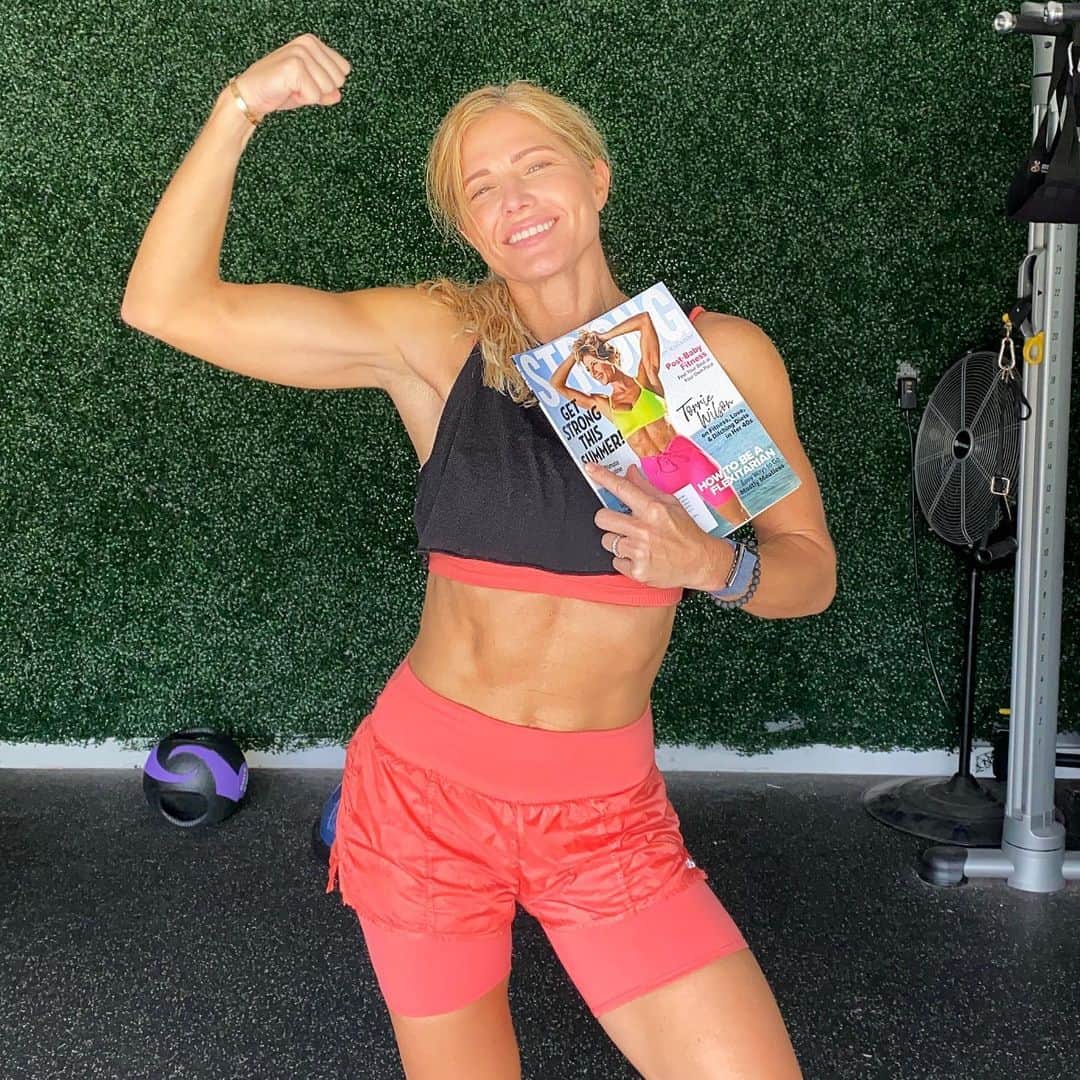 トリー・ウィルソンのインスタグラム：「. I’m so excited - It’s here! This one’s for the “old ladies over 40” 😜💪🏽 ...and my peeps who keep getting STRONGer on the inside thru the crap in life - and on the outside thru werrrk!  . Link in bio to get a copy shipped right to you. No mask required to read at home. . @strongfitnessmag  @prettysugarxo  @kikimakeup」