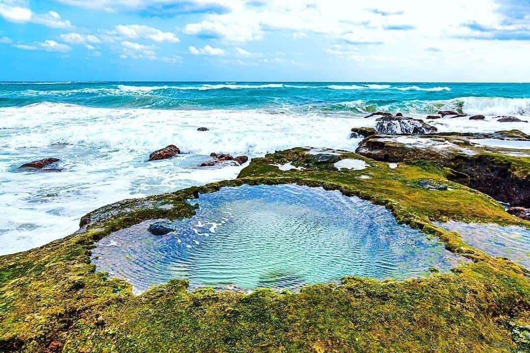 DHC Skincareさんのインスタグラム写真 - (DHC SkincareInstagram)「Heart Rock, located on the eastern coast of Amami Oshima island, is an infamous and Insta-worthy reef that only appears at low tide for a few hours a day during the spring, fall, and winter seasons. Local legend says that the mystical energy of this heart-shaped tidal pool will enhance the power of your love 💙   📸: @el_pollo_es_loco via @visitjapan.us #TravelJapan #VisitJapan #Kagoshima #Nature #Mystical #NatureLovers」7月30日 1時18分 - dhcskincare