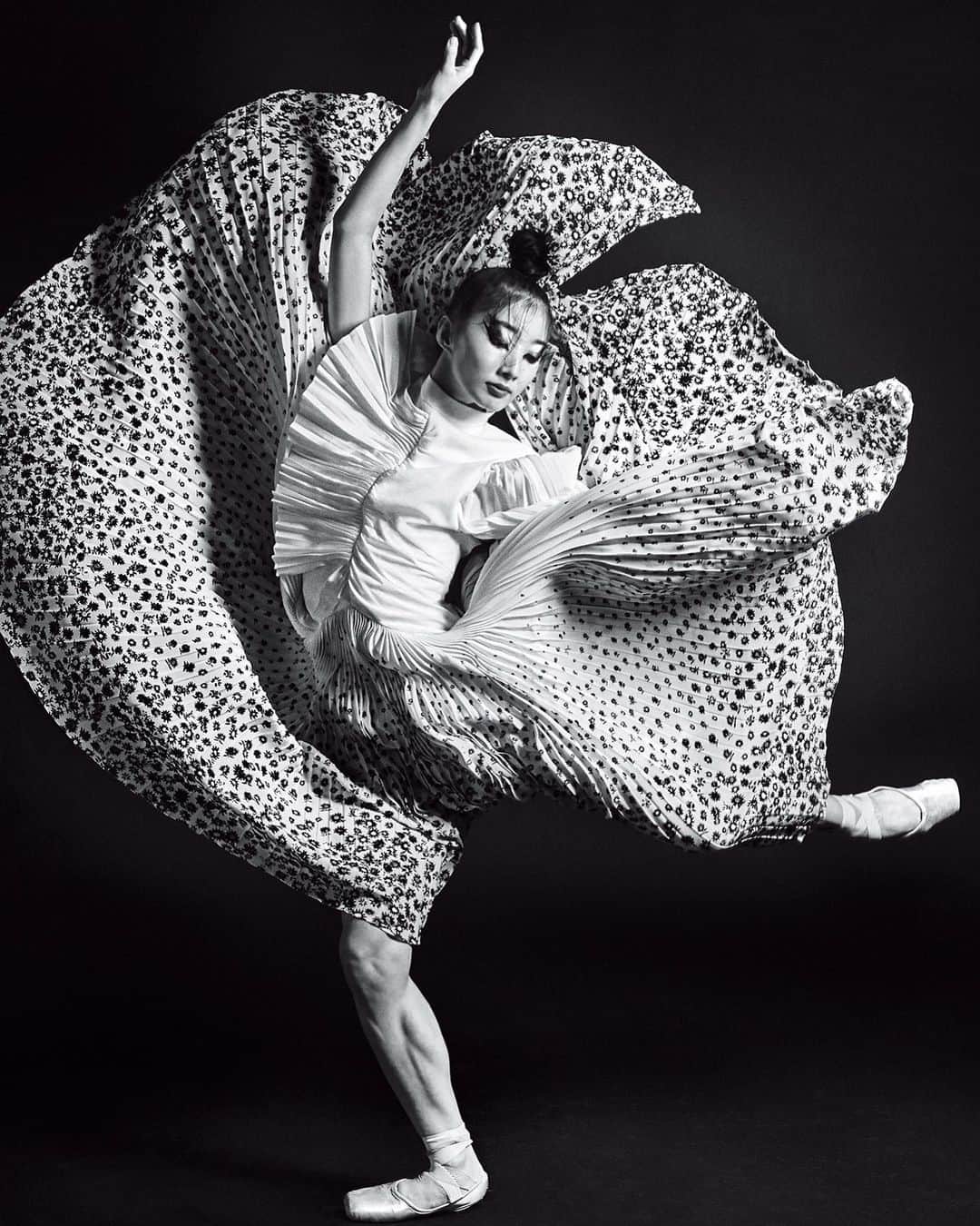 飯島望未のインスタグラム：「Challenge accepted. #womensupportingwomen  We are more powerful when we empower each other.  Photo by @vanina_sorrenti for @violetbookjapan   Thank you for the nomination @akokondo @aoki.ballet @mqsqe @flexiejaybird」