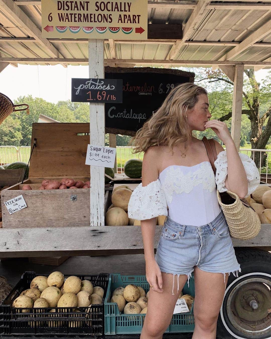 Kelsey Simoneのインスタグラム：「Fresh heirloom tomatoes, fresh basil, and a basket of blackberries & cherries 🍒 #revolvesummer」