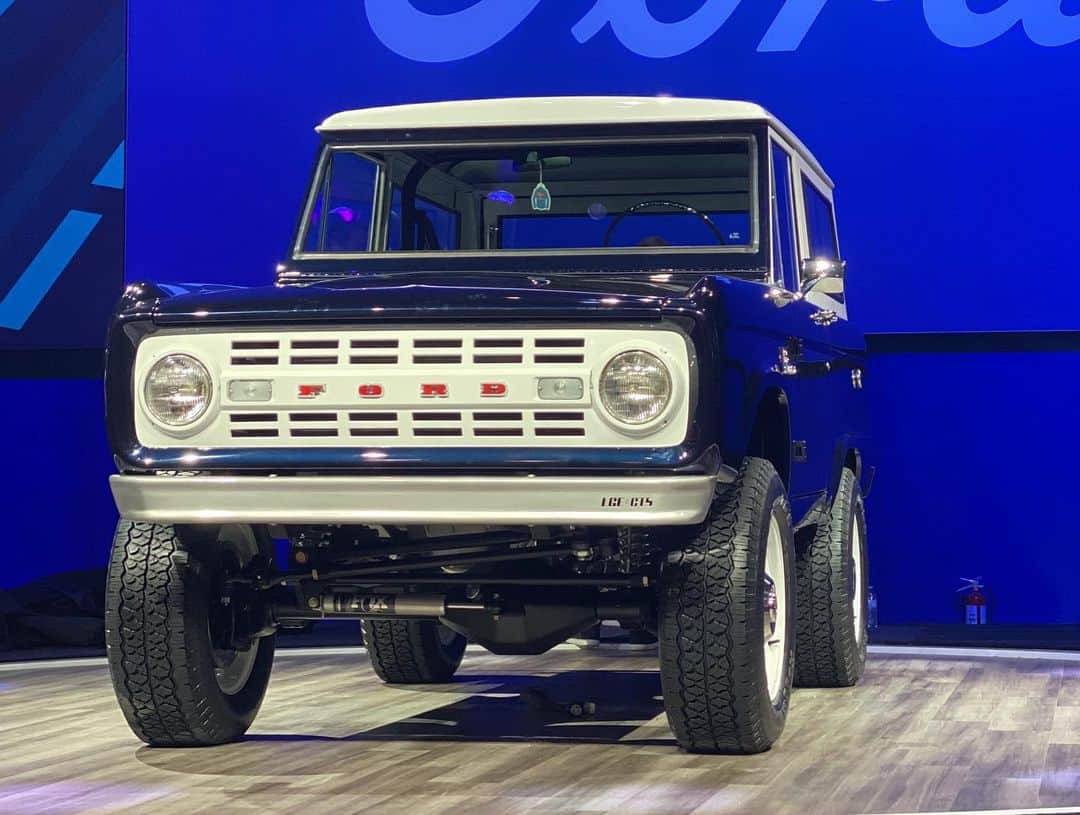 Classics Dailyさんのインスタグラム写真 - (Classics DailyInstagram)「Sleeper... or rocket ship? @jaylenosgarage 1968 Ford Bronco -  760 HP Mustang powered one-of-a-kind beauty.   Record-breaking @semashow debut in 2019.   Built by the team @lge_ctsmotorsports in collaboration with  @fordperformance @kincerchassis @semagarage  Given to Jay on the last day of the Tonight show by Craig Ferguson and  ________ @dcfordrestorationparts @ppgrefinish @silversporttransmissions @tremecperformance @detroitsteelwheelco @wilwooddiscbrakes @rogelios_upholstery @kaeserusa @dakota_digital @stratasys @robertgelardi @fox @crossmotorsports @socal_ftk @ampresearch  @bfgoodrichtires   #fordbronco #classicbronco #dailydriver  #earlyfordbronco #fordbroncorestoration」7月30日 1時22分 - classicsdaily