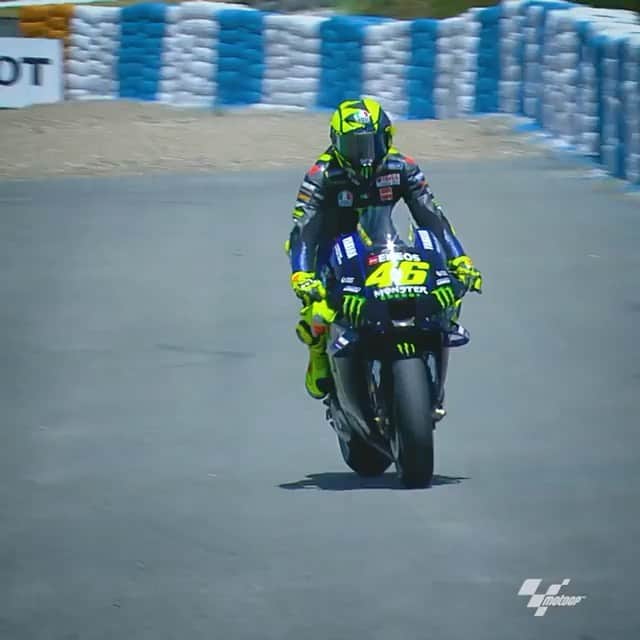 バレンティーノ・ロッシのインスタグラム：「È stato(quasi)come avervi lì con me!grazie del tifo  A virtual hug is better than nothing! 🎥 by @motogp  📸 @falex79 @gigisoldano」