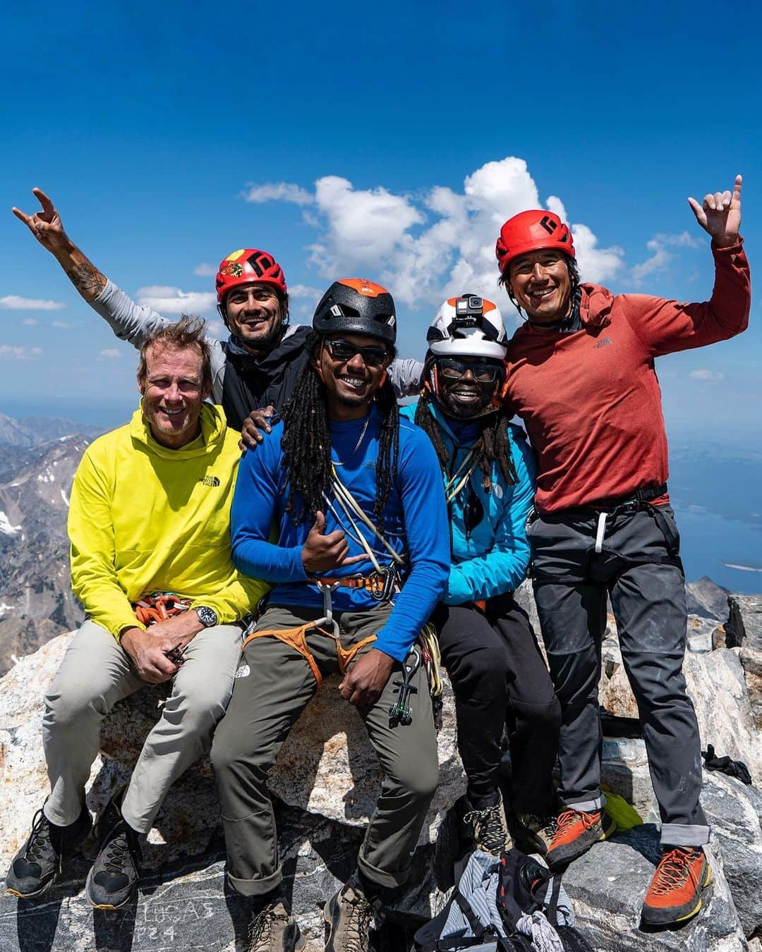 ジミー・チンさんのインスタグラム写真 - (ジミー・チンInstagram)「Nothing like a fine day w friends in the alpine to make the world feel right again. Awesome adventure w @malikthamartian @conrad_anker @adreadedclimber @bookofsamuel.   Thank you Conrad for bringing us all together. 🙏🏼  Photo 1 by @bookofsamuel」7月30日 1時31分 - jimmychin