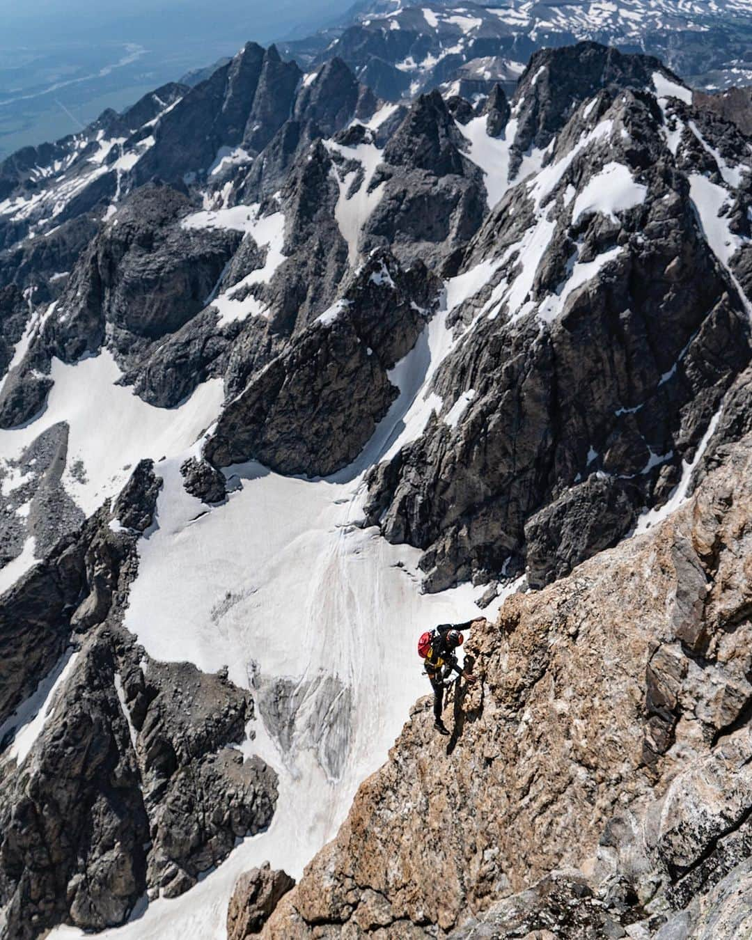 ジミー・チンさんのインスタグラム写真 - (ジミー・チンInstagram)「Nothing like a fine day w friends in the alpine to make the world feel right again. Awesome adventure w @malikthamartian @conrad_anker @adreadedclimber @bookofsamuel.   Thank you Conrad for bringing us all together. 🙏🏼  Photo 1 by @bookofsamuel」7月30日 1時31分 - jimmychin