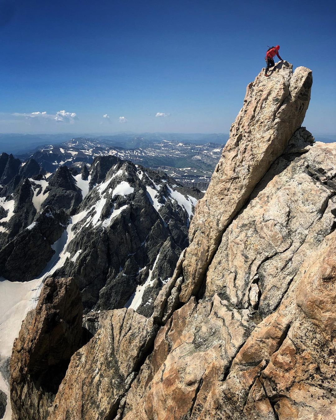 ジミー・チンさんのインスタグラム写真 - (ジミー・チンInstagram)「Nothing like a fine day w friends in the alpine to make the world feel right again. Awesome adventure w @malikthamartian @conrad_anker @adreadedclimber @bookofsamuel.   Thank you Conrad for bringing us all together. 🙏🏼  Photo 1 by @bookofsamuel」7月30日 1時31分 - jimmychin