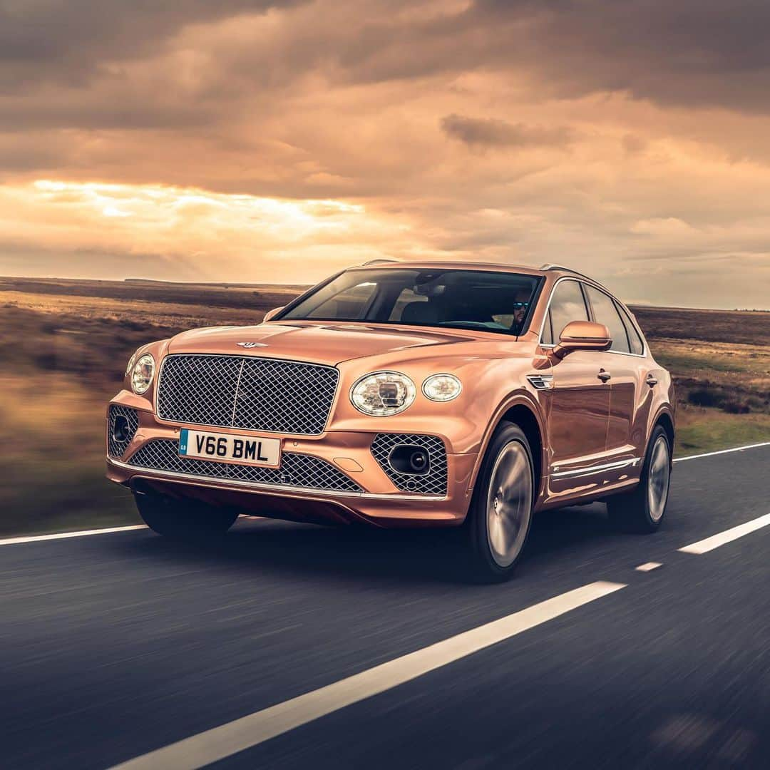 ベントレーさんのインスタグラム写真 - (ベントレーInstagram)「Seamlessly integrates with modern lifestyles. And smartphones. The #NewBentayga. Configure yours through the link in bio. _ Bentayga V8 WLTP drive cycle: combined fuel consumption: 21.2 mpg (13.3 l/100 km), combined CO₂: 302 g/km」7月30日 1時33分 - bentleymotors