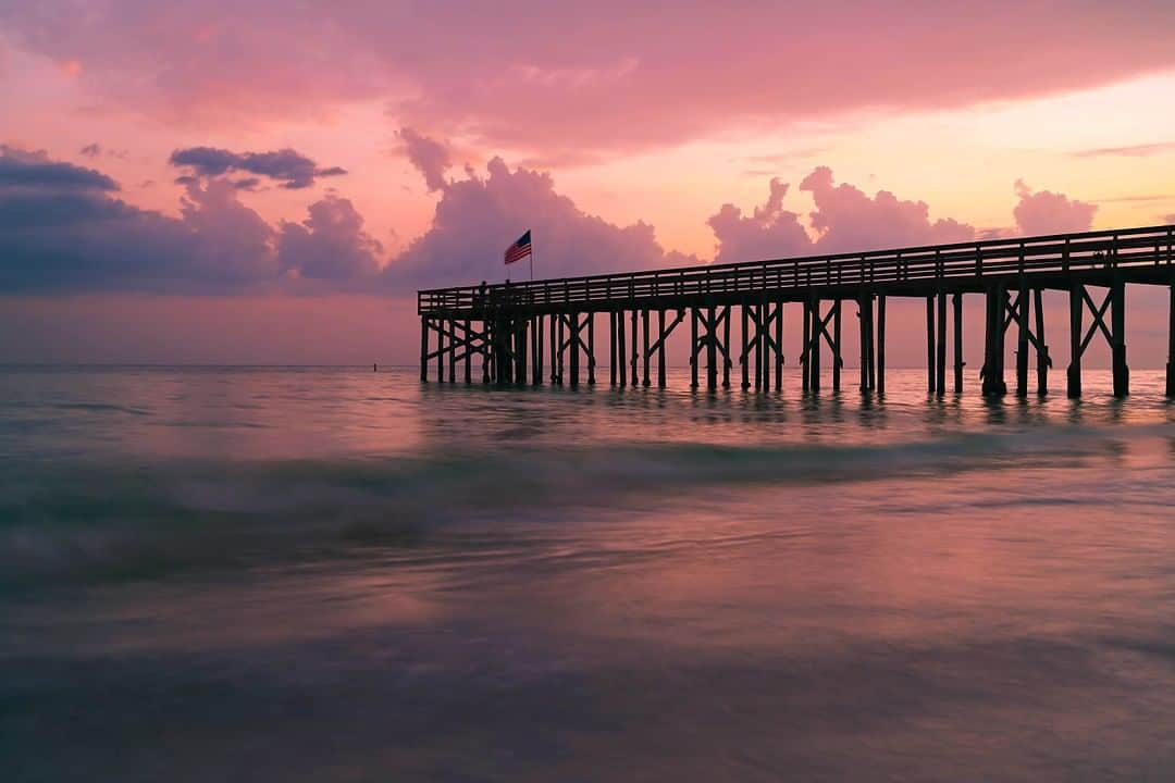 NikonUSAさんのインスタグラム写真 - (NikonUSAInstagram)「Find your ℤen. Look up and admire the colors and clouds putting on a show, like @lmrfoto2 captured here with the Nikon Z 7 and NIKKOR Z 24-70mm f/2.8 S.  #Nikon #NikonNoFilter #NikonLove #mirrorless #Z7 #NIKKORZ #sunset #landscape #longexposure」7月30日 1時34分 - nikonusa