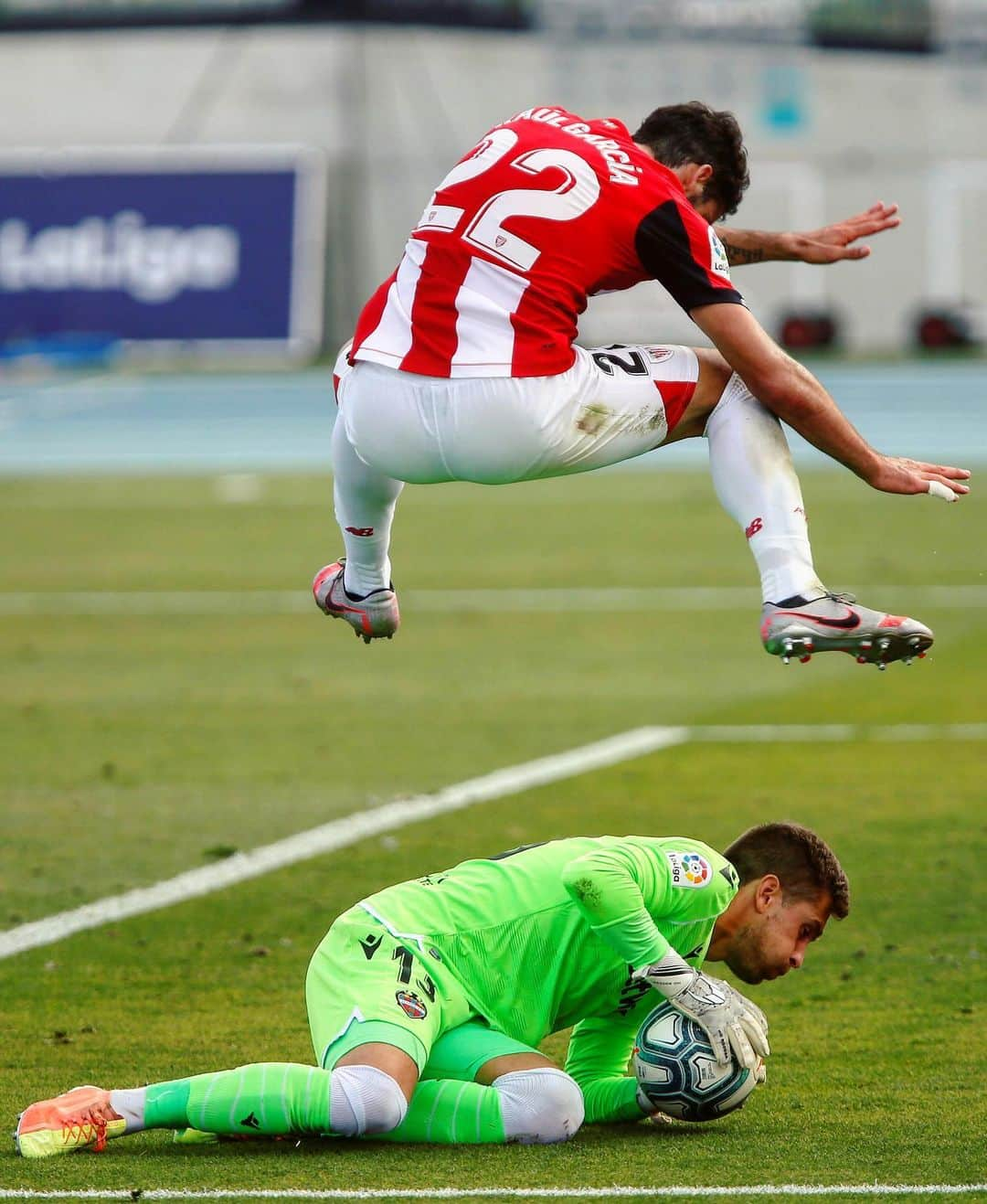 LFPさんのインスタグラム写真 - (LFPInstagram)「📸 ACTION! 🔥 • #Aitor #Raul #Levante #Athletic #LaLiga #LaLigaSantander #Action」7月30日 1時43分 - laliga