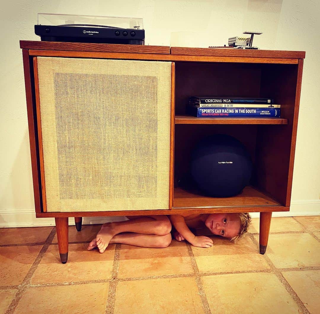 ショーン・パトリック・フラナリーのインスタグラム：「Had a Hi-Fi like this when I was that size too. Hid from the seek there all the time. Less for the coverage than the sound. But the melody, as it turns out, was just there to lock you up long enough for the philosophy to take hold. After all, a storm was spreading. And that storm always brought a paralytic concern that WAR... was just a shot away. Then the grape yogurt that’s just too horrific to translate. But... it was always softened after a bit, and I could feel the numbness leave my toes as that indelible wisdom dispensary would tell me, “I’ll tell ya, LOVE, sister ... it’s just a KISS away”. And that shit is, man. It’s always, ever... just a kiss away. #HeCameFromMyBalls」