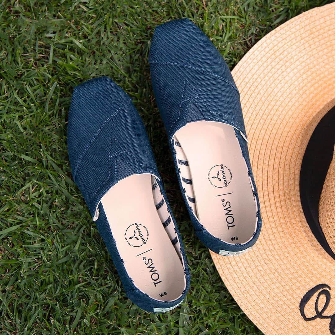 トムズシューズのインスタグラム：「Leave a 💙 if you’d rock these.」