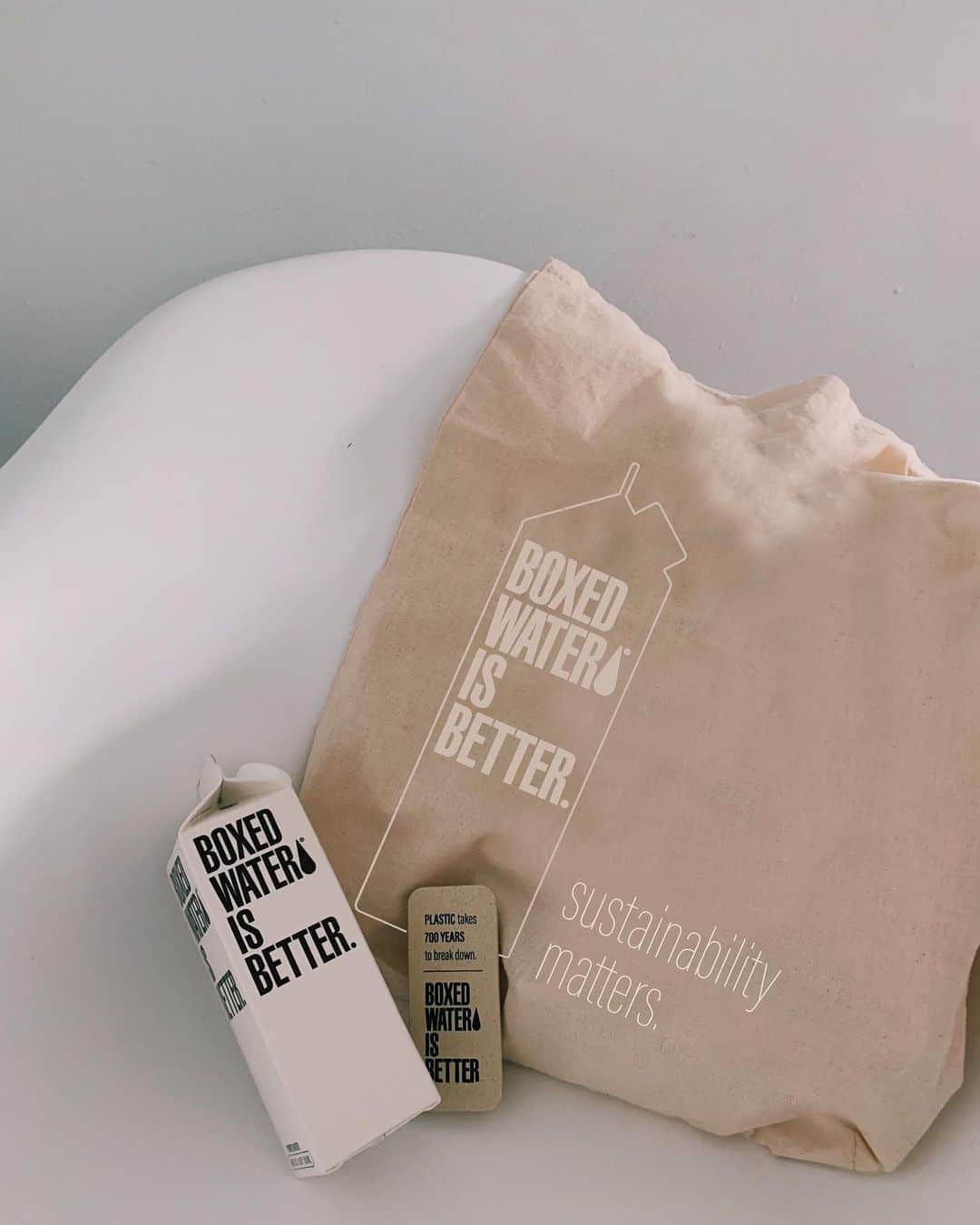 BoxedWaterさんのインスタグラム写真 - (BoxedWaterInstagram)「Who loves a #flashsale? We do! 🙌  Spend $90 and receive our free eco kit, including: - #BoxedWater t-shirt printed on a super-soft sueded tee - Repurposed Boxed Water™ carton notebook - Reusable wheat straw with case and cleaning brush - Beeswax wrap for food storage - Reusable canvas tote Get to our website quick using the link in our bio!」7月30日 1時46分 - boxedwater