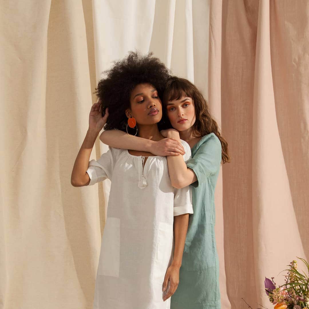ベンシモンのインスタグラム：「Nous, embrassant les vacances dans nos robes Diane ☀️ ​Fluides et légères, nos petites robes en lin sont parfaites pour l'été : on collectionne toutes les couleurs, on enfile une paire de tennis et hop on file sur le chemin de la plage ! 🤩🌊 ​🇬🇧 Us, embracing the holidays in our dresses Diane ☀️ Our little linen dresses are perfect for summer: we collect them in all colours, put a pair of tennis shoes on your feet and off you go on the way to the beach! 🤩🌊 ​#bensimon #bensimoncollection #tennis #tennisbensimon」