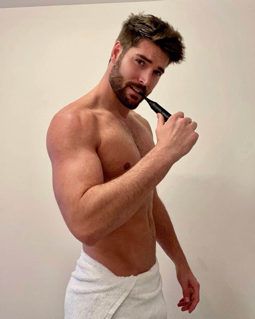 ニック・ベイトマンのインスタグラム：「New morning routine 😁 with my @burstoralcare sonic toothbrush fights plaque and keeps the grill nice and white #brushburst #ad」
