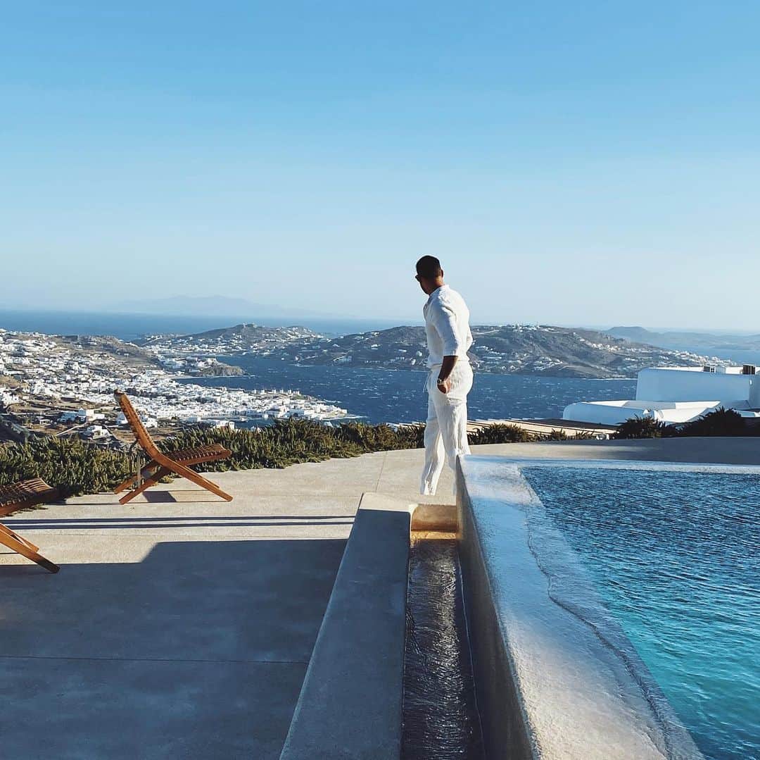 カリム・ベララビのインスタグラム：「always grateful 🌏」