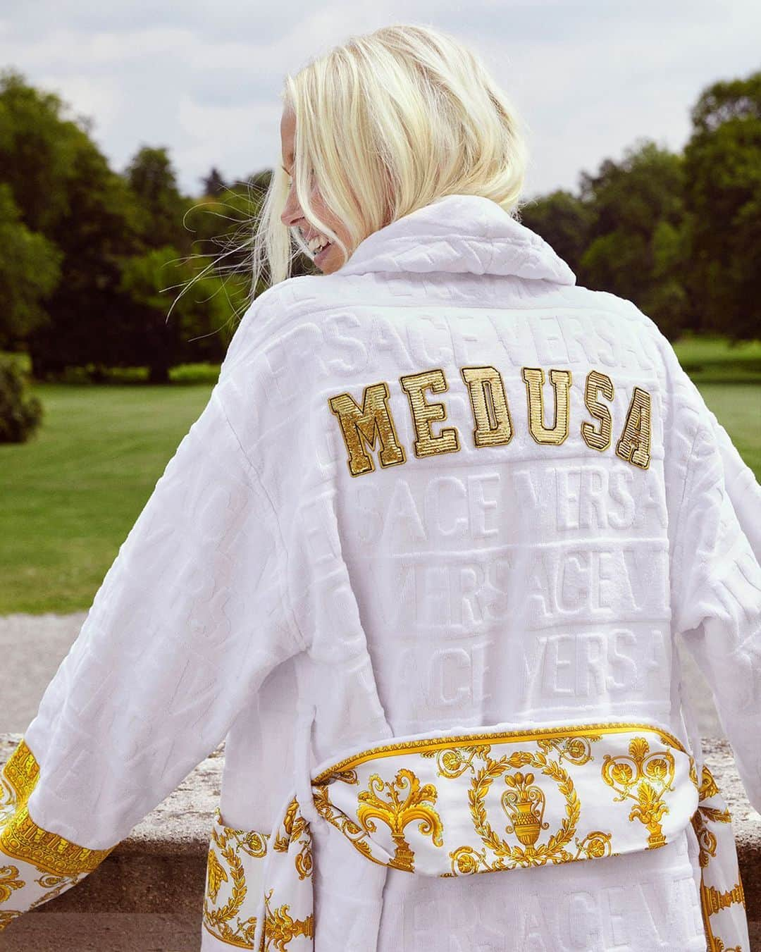 ジャンニヴェルサーチさんのインスタグラム写真 - (ジャンニヴェルサーチInstagram)「Home and away - the #VersaceHome bathrobe brings the feeling of home wherever you may be. Shop the styles through the link in bio.」7月30日 1時53分 - versace