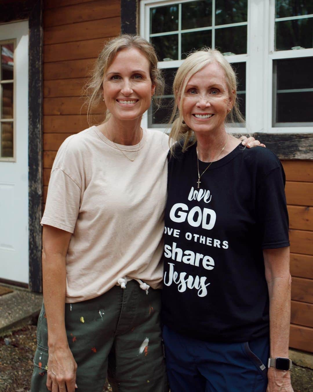 コリー・ロバートソンさんのインスタグラム写真 - (コリー・ロバートソンInstagram)「My mom has been showing the world what servant leadership looks like since the day the doors opened @campchyoca in 1967!! (I know she doesn’t look old enough! but literally she has never missed a summer that the doors were open) She’s lives by those words in her shirt...everyday.」7月30日 1時55分 - bosshogswife