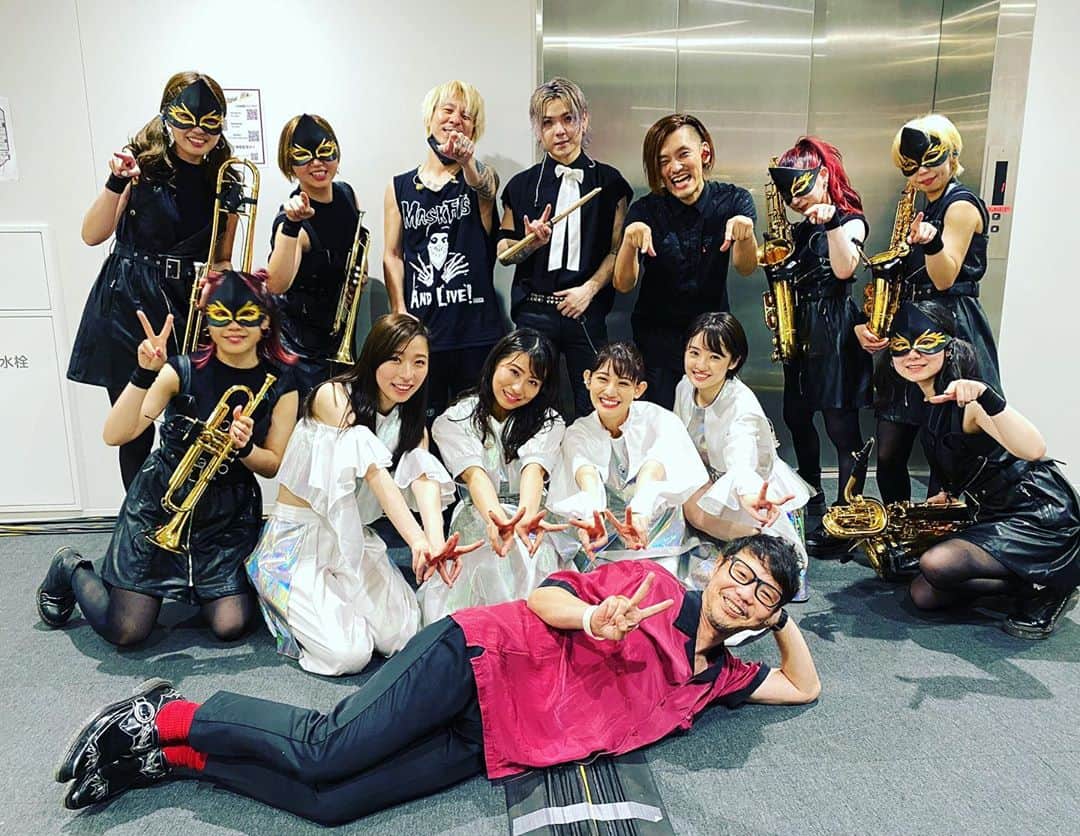 masasucksのインスタグラム：「TEAM SHACHI 『TEAM SHACHI TOUR 2020～異空間～：Spectacle Streaming Show “ZERO”』  タフ民(お客さん)のみなさんがいない無観客での配信ライブ無事終了‼️ マジでありがとう👍🏻  一緒にライブぶちカマして思ったけど、TEAM SHACHIのメンバーみんなまあタフだわ‼️笑  スゲ〜何ヶ月ごしのリハからのライブだったんだろてぐらい延期だなんだありましたが、無事大成功っしょ🤘🏻🤘🏻🤘🏻  みんなお疲れさんやでぇ〜‼️  なんとアーカイブで8/4までオフィシャルのyoutubeで観れるとのことなので、ライブに行きたくて発狂しそうな人はいったん気合いいれて正座して観ましょうwww  https://youtu.be/khvgMpFbcq8  あーすぅーべりーまっち🤘🏻🤘🏻🤘🏻  #TEAMSHACHI #シャチZERO #ブラス民 #爆音バンド民 #masasucks #内緒ですがスゲー二日酔いでした(猛照) #あーすぅー」