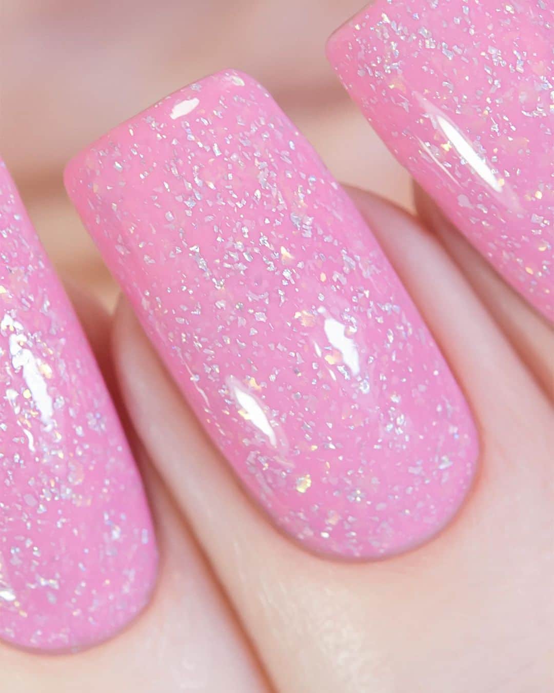 のインスタグラム：「#BowPolish “Paths” от @bowpolish 💞 очень приятный нежный оттенок😻а слюда и голографические частички делают его ещё красивее!」