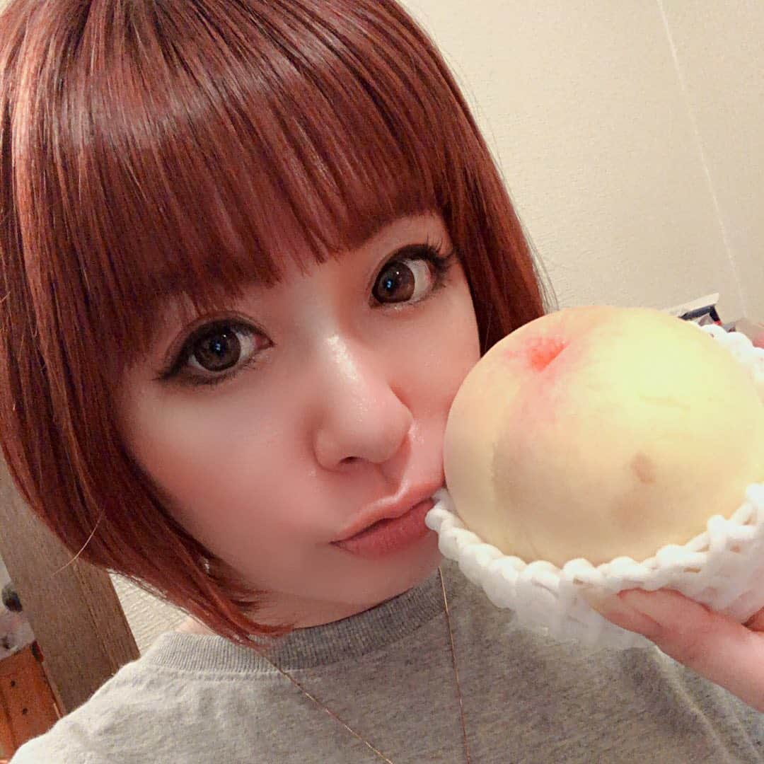 野崎鮎さんのインスタグラム写真 - (野崎鮎Instagram)「和歌山桃山町の🍑🍑🍑ちゃんが 沢山届いたー💜❤💙💚 ありがとうございます😊  おっきーーーい‼️‼️‼️ 甘くてしっとりしてておいちい🤤🤤🤤  ＆NEWヘアー💇‍♀️✂️ カツラじゃないよ😑 ウォーズマンじゃないよ😑  ピンク入れてショートボブ💇‍♀️💕 髪の毛どんどん伸びて増えていくから 少なくしてもらって髪の毛軽い💕💕💕  ちょいと切りすぎたかしら🤔 すぐ伸びるからいいや🤪🤪🤪  イメチェンしてスッキリ😊😊😊  色々と考えすぎちゃうけど 考え方1つで解決できてモヤモヤが晴れる事もある✌️😊✌️  最大の味方で最大の的は自分自身🤭 自分に負けるな‼️‼️‼️  人生1度きり‼️ 楽しまなきゃ損だもんね😊💚 #newhair #ニューヘアー #haircolor #hairstyle #hair #haircut #pink #桃 #和歌山 #桃山町 #peach #juicy #happy #love #ボブ #bob #bobhaircut #beauty #fruits」7月30日 1時57分 - ayu_nozaki