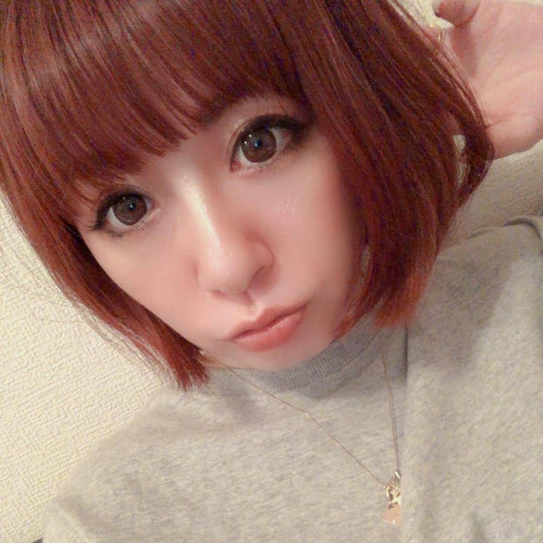 のインスタグラム：「和歌山桃山町の🍑🍑🍑ちゃんが 沢山届いたー💜❤💙💚 ありがとうございます😊  おっきーーーい‼️‼️‼️ 甘くてしっとりしてておいちい🤤🤤🤤  ＆NEWヘアー💇‍♀️✂️ カツラじゃないよ😑 ウォーズマンじゃないよ😑  ピンク入れてショートボブ💇‍♀️💕 髪の毛どんどん伸びて増えていくから 少なくしてもらって髪の毛軽い💕💕💕  ちょいと切りすぎたかしら🤔 すぐ伸びるからいいや🤪🤪🤪  イメチェンしてスッキリ😊😊😊  色々と考えすぎちゃうけど 考え方1つで解決できてモヤモヤが晴れる事もある✌️😊✌️  最大の味方で最大の的は自分自身🤭 自分に負けるな‼️‼️‼️  人生1度きり‼️ 楽しまなきゃ損だもんね😊💚 #newhair #ニューヘアー #haircolor #hairstyle #hair #haircut #pink #桃 #和歌山 #桃山町 #peach #juicy #happy #love #ボブ #bob #bobhaircut #beauty #fruits」